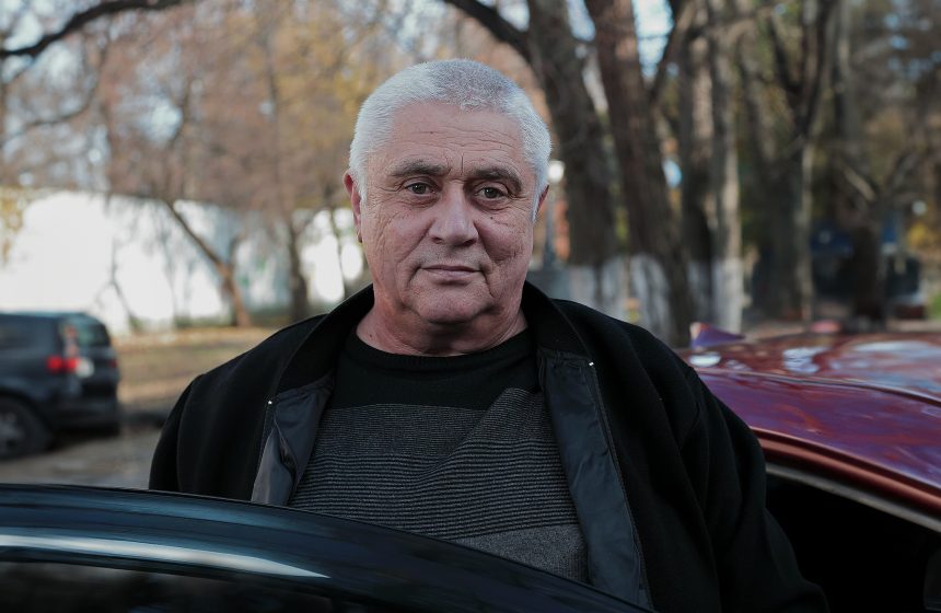 Портрет інструктора з водіння автошколи «Віраж» м Харків на вулиці восени.