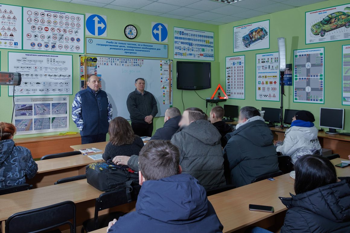 Повноцінне навчання в автошколі: теорія і практика разом